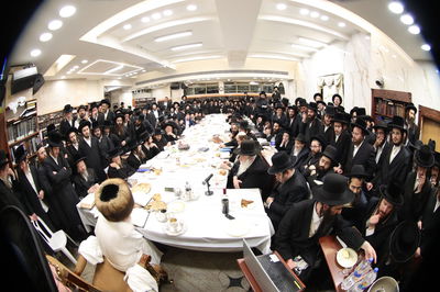 הגה"צ רבי יצחק מאיר מורגנשטרן בטיש לרגל פסח שני