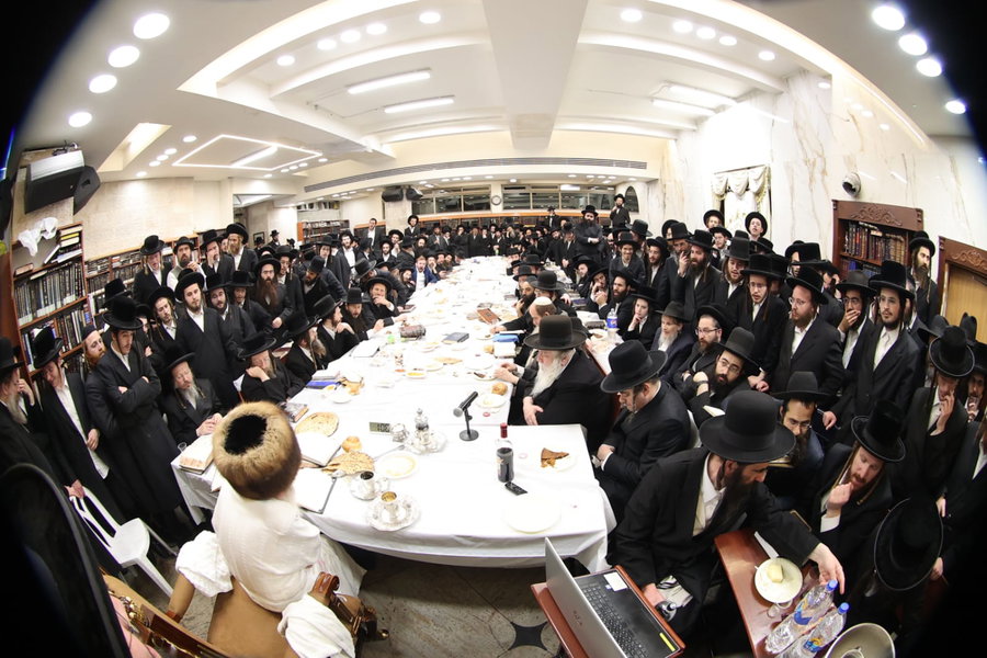 הגה"צ רבי יצחק מאיר מורגנשטרן בטיש לרגל פסח שני