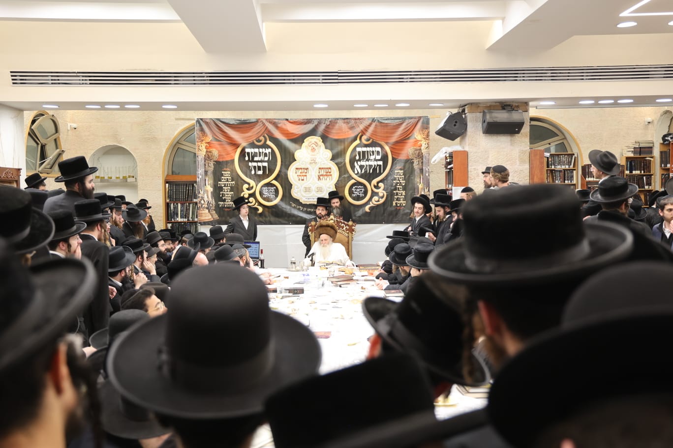 הגה"צ רבי יצחק מאיר מורגנשטרן בטיש לרגל פסח שני