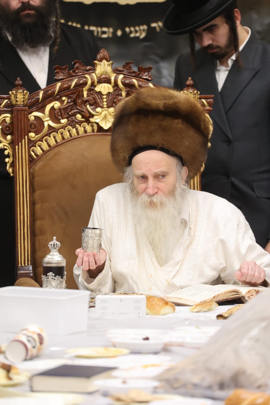 הגה"צ רבי יצחק מאיר מורגנשטרן בטיש לרגל פסח שני