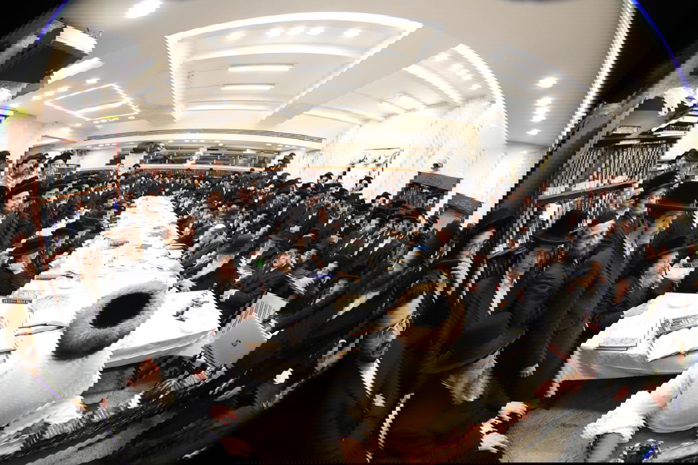 הגה"צ רבי יצחק מאיר מורגנשטרן בטיש לרגל פסח שני