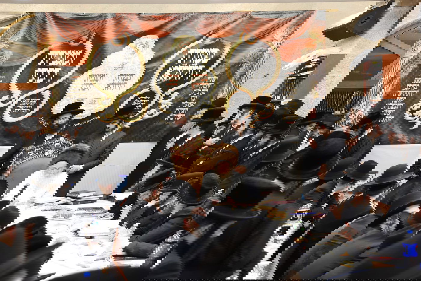 הגה"צ רבי יצחק מאיר מורגנשטרן בטיש לרגל פסח שני