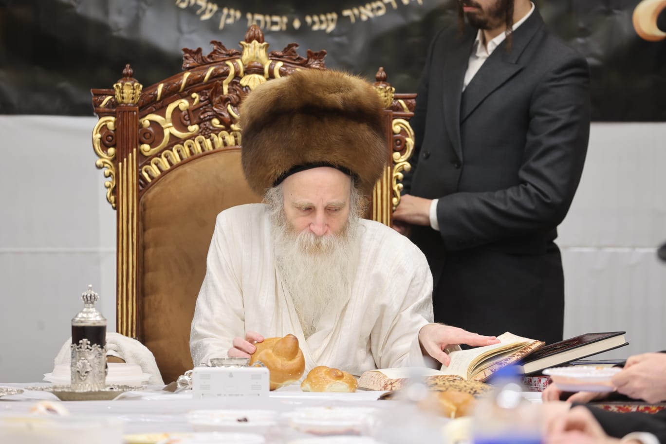 הגה"צ רבי יצחק מאיר מורגנשטרן בטיש לרגל פסח שני