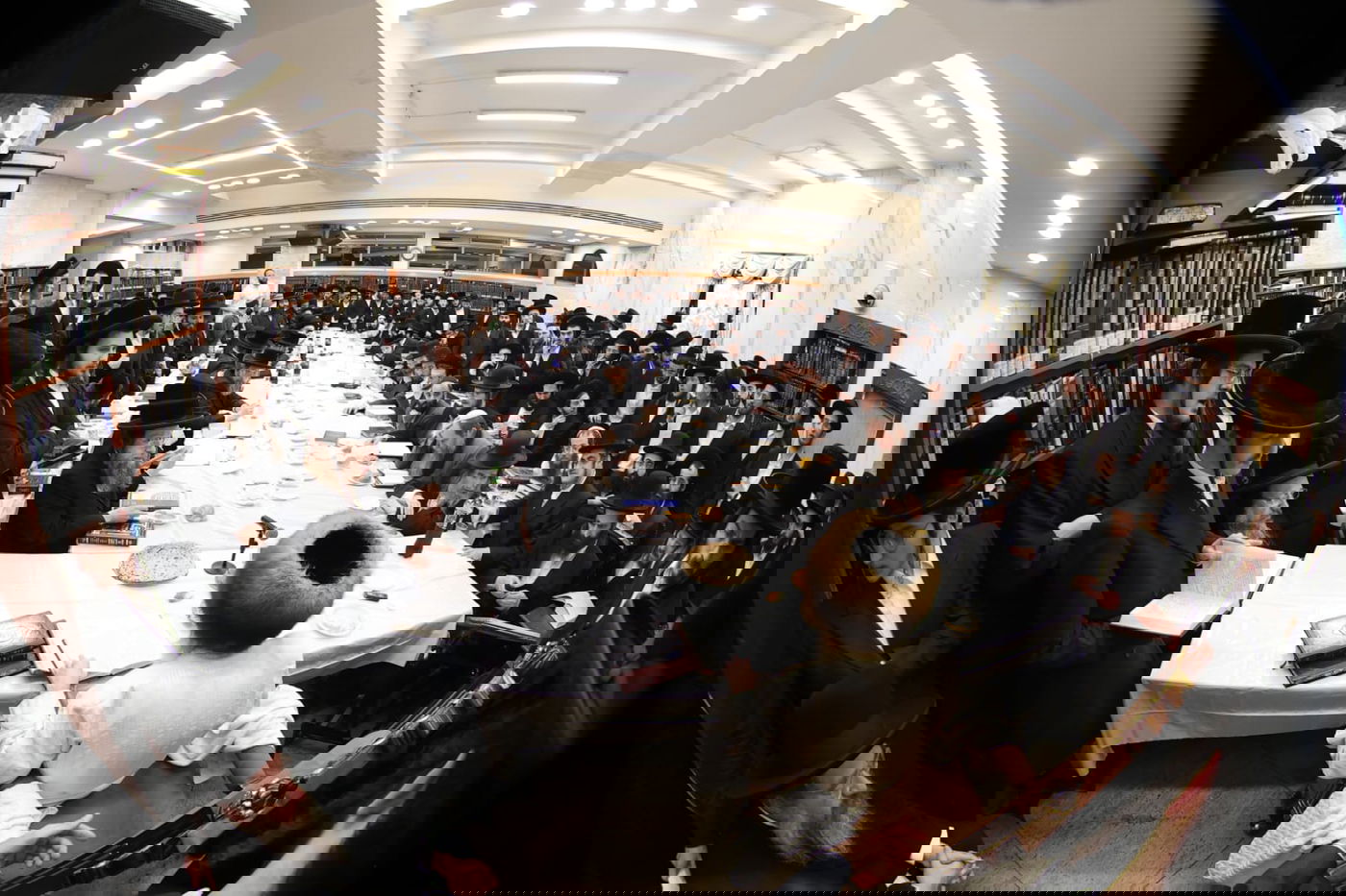 הגה"צ רבי יצחק מאיר מורגנשטרן בטיש לרגל פסח שני