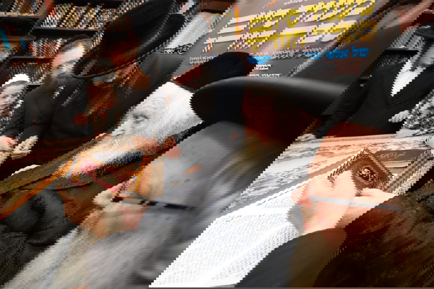 פוסק הדור, מרא דארעא קדישא, הגאון רבי משה שטרנבוך התרגש בשעת סיום ספר הזוהר הקדוש