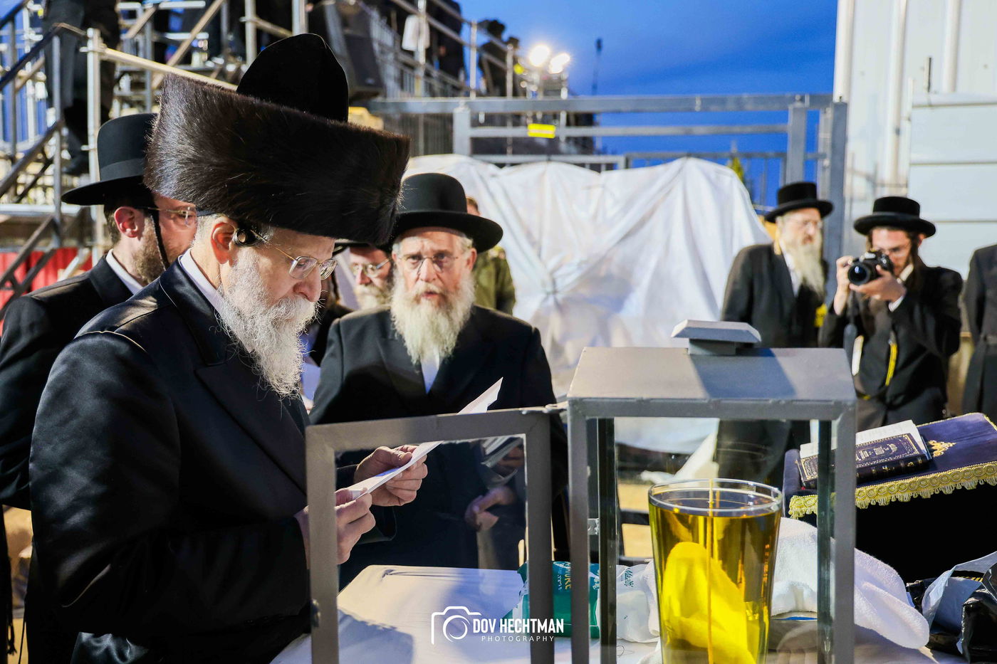 הרגע שפתח את אירועי מירון: כך הדליק האדמו"ר מבאיאן מעל הציון