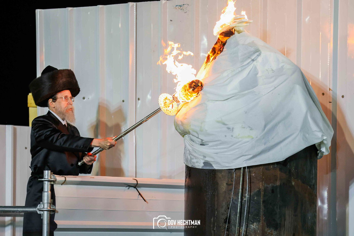 הרגע שפתח את אירועי מירון: כך הדליק האדמו"ר מבאיאן מעל הציון