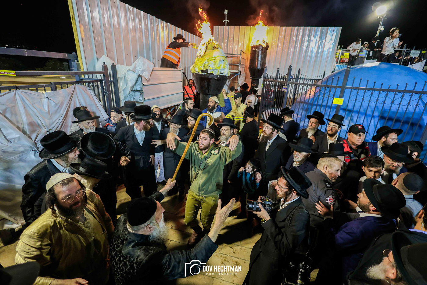 הרגע שפתח את אירועי מירון: כך הדליק האדמו"ר מבאיאן מעל הציון