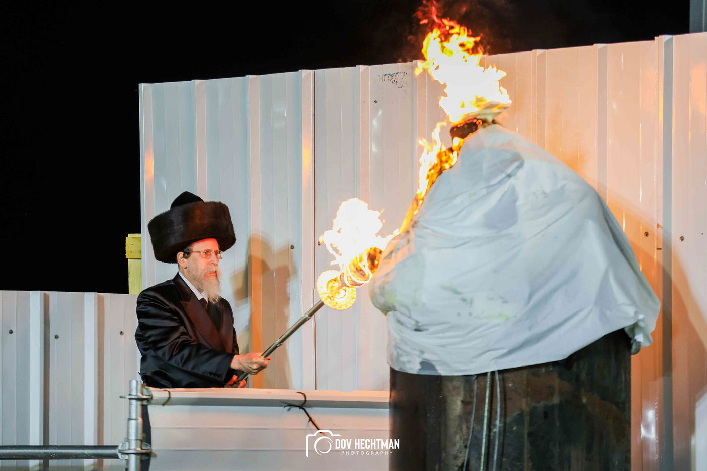 הרגע שפתח את אירועי מירון: כך הדליק האדמו"ר מבאיאן מעל הציון