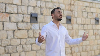 אריאל לוי בשיר עידוד חדש: "תחייך אחי"