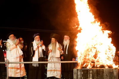 הרב הראשי הספרדי של ירושלים, הרב שלמה עמר, הרב שלום ארוש והרב בניהו שמואלי במהלך חגיגות ל"ג בעומר בהר מירון 