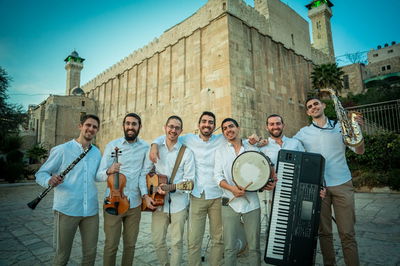 דניאל עמיצור ולהקת "לב אבות" במחרוזת "כל מקדש שביעי"