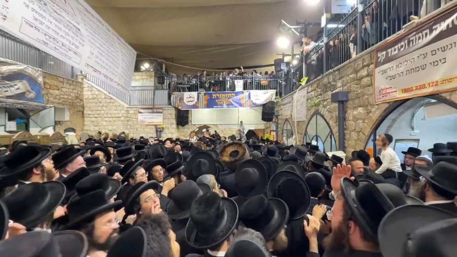 ריקודים בחצר הציון
