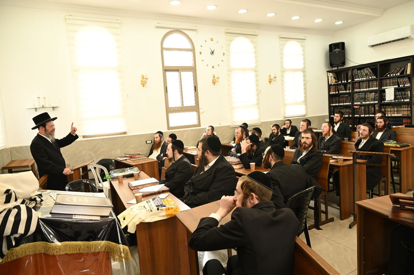 הגה"צ גאב"ד זוועהיל בשיחה לאברכי בויאן בביתר