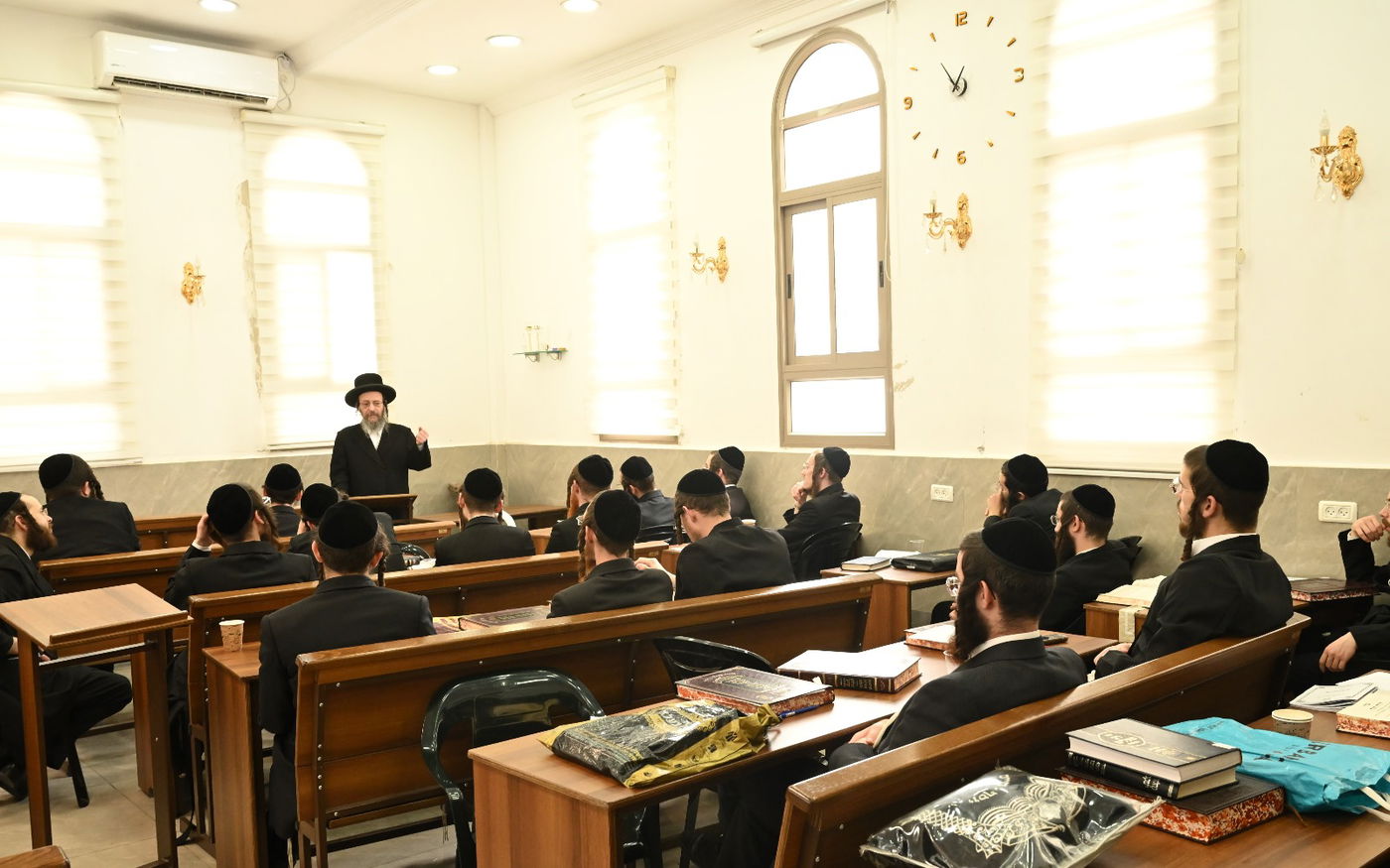 הגה"צ גאב"ד זוועהיל בשיחה לאברכי בויאן בביתר