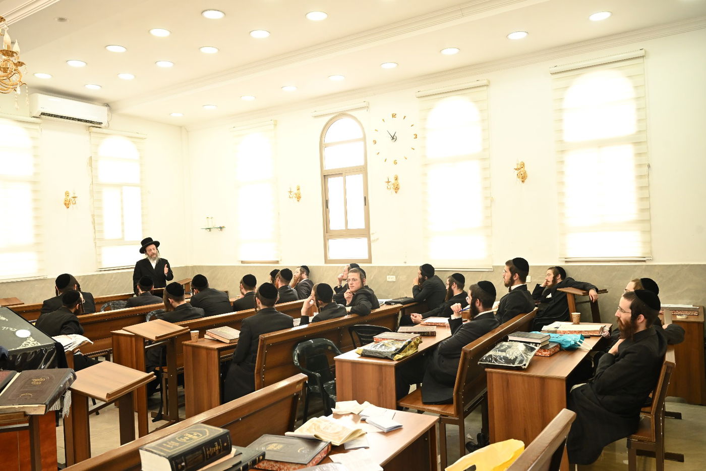 הגה"צ גאב"ד זוועהיל בשיחה לאברכי בויאן בביתר