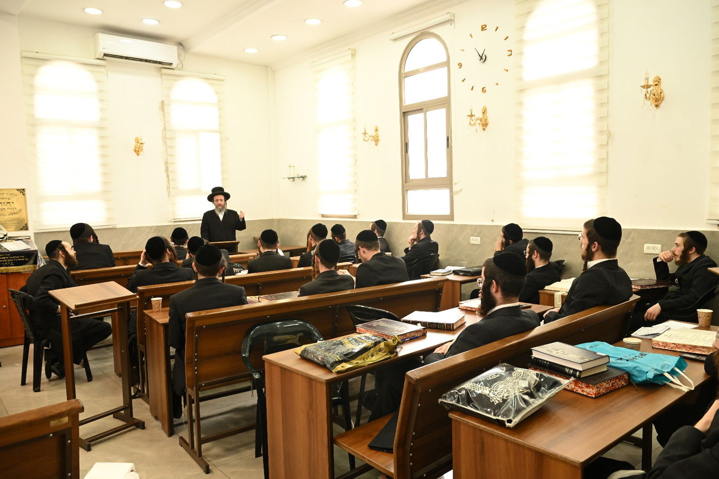 הגה"צ גאב"ד זוועהיל בשיחה לאברכי בויאן בביתר