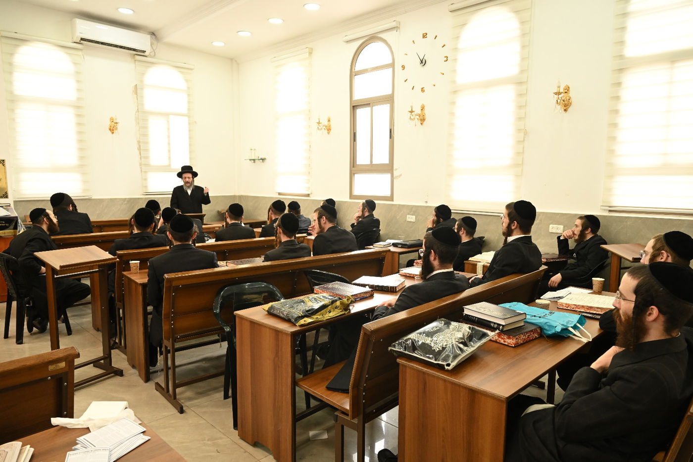 הגה"צ גאב"ד זוועהיל בשיחה לאברכי בויאן בביתר