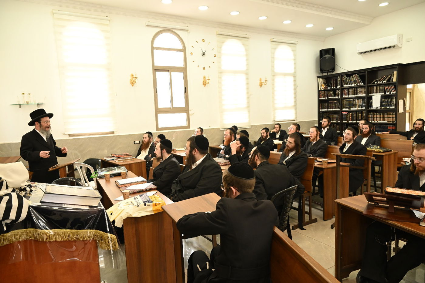 הגה"צ גאב"ד זוועהיל בשיחה לאברכי בויאן בביתר