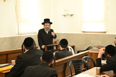 הגה"צ גאב"ד זוועהיל בשיחה לאברכי בויאן בביתר