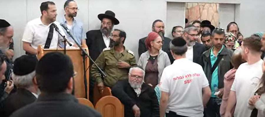 האחות זעקה "לא רוצים פוליטיקה, רוצים אהבה, תרד": מהומה בנאומו של יוסי דגן בלוויית הקדושה