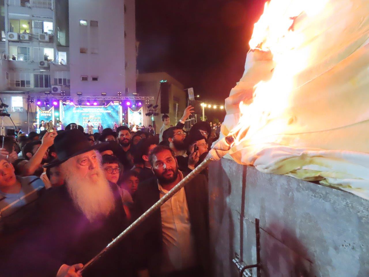 הראשל"צ הגר"ד יוסף בהדלקת המדורה בל"ג בעומר