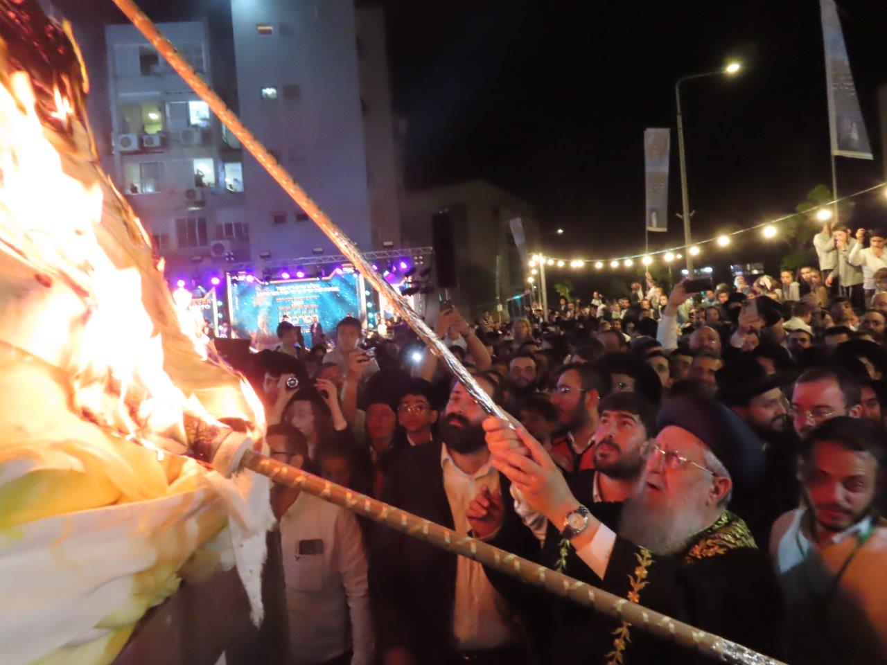 הראשל"צ הגר"ד יוסף בהדלקת המדורה בל"ג בעומר