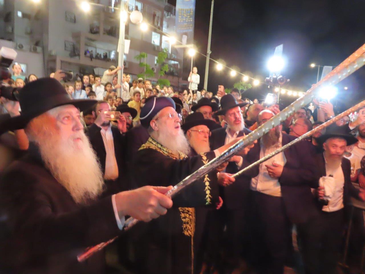 הראשל"צ הגר"ד יוסף בהדלקת המדורה בל"ג בעומר