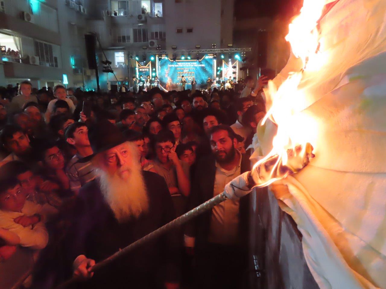 הראשל"צ הגר"ד יוסף בהדלקת המדורה בל"ג בעומר