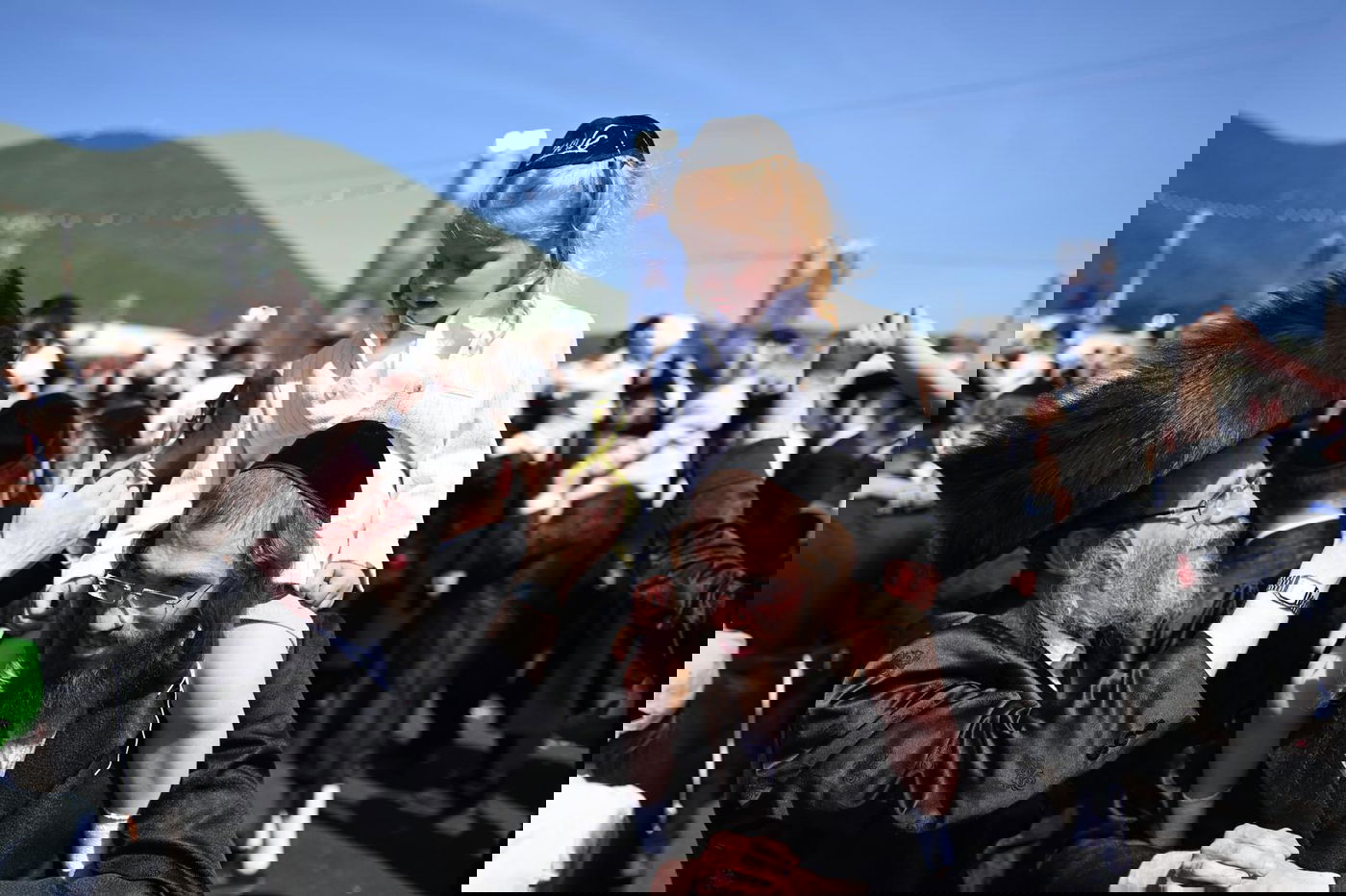 ילדי החלאקה בריקוד עם הוריהם ברחבת ציון הרשב״י במירון