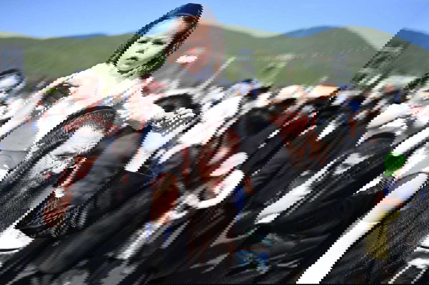 ילדי החלאקה בריקוד עם הוריהם ברחבת ציון הרשב״י במירון