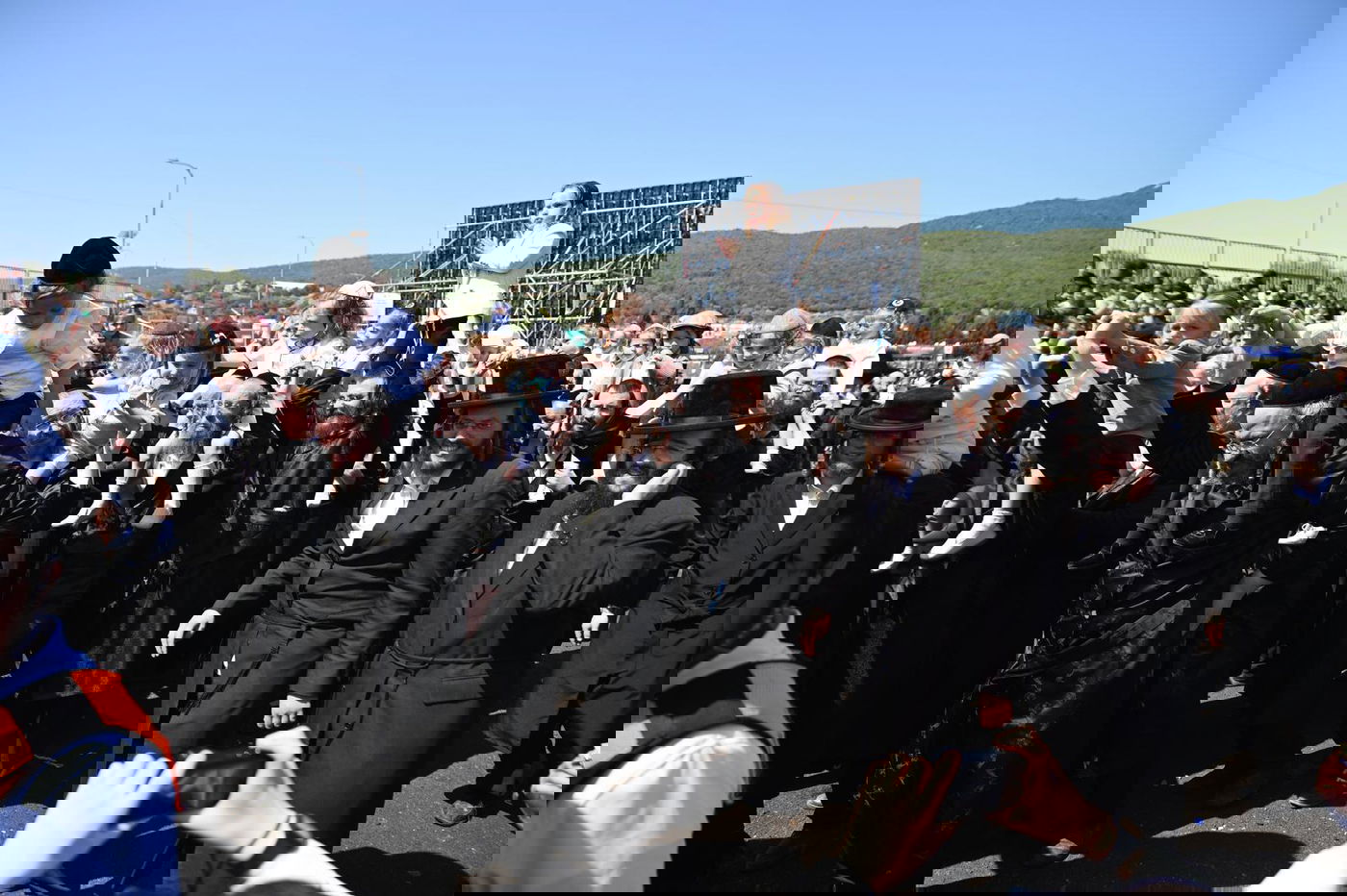 ילדי החלאקה בריקוד עם הוריהם ברחבת ציון הרשב״י במירון