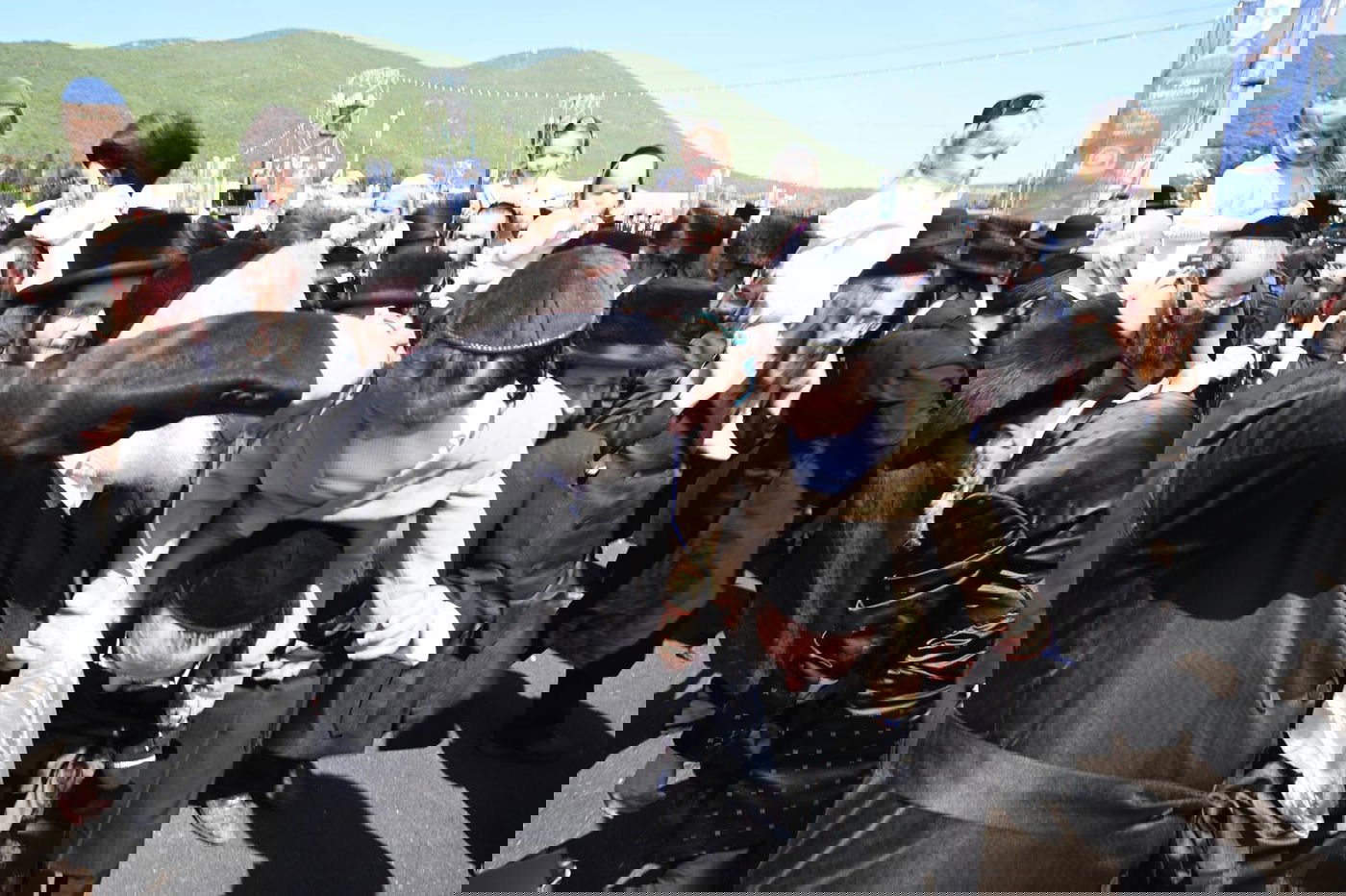 ילדי החלאקה בריקוד עם הוריהם ברחבת ציון הרשב״י במירון