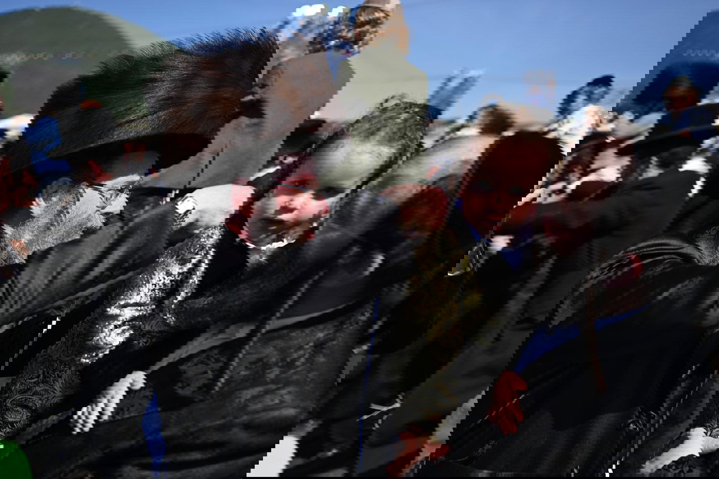 ילדי החלאקה בריקוד עם הוריהם ברחבת ציון הרשב״י במירון