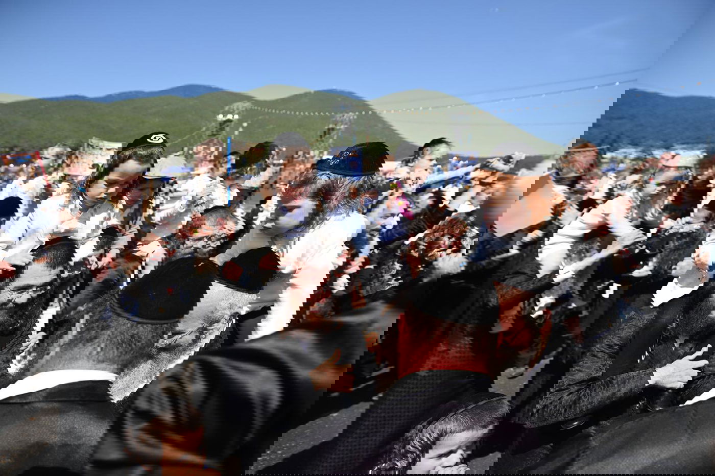 ילדי החלאקה בריקוד עם הוריהם ברחבת ציון הרשב״י במירון