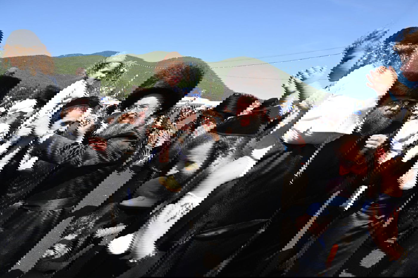 ילדי החלאקה בריקוד עם הוריהם ברחבת ציון הרשב״י במירון