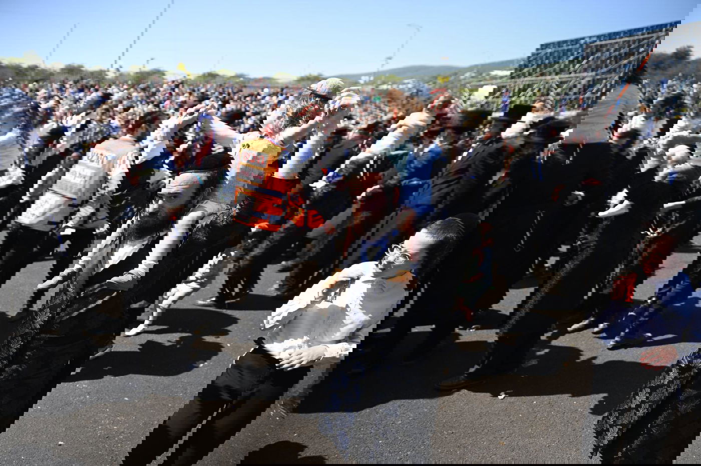 ילדי החלאקה בריקוד עם הוריהם ברחבת ציון הרשב״י במירון