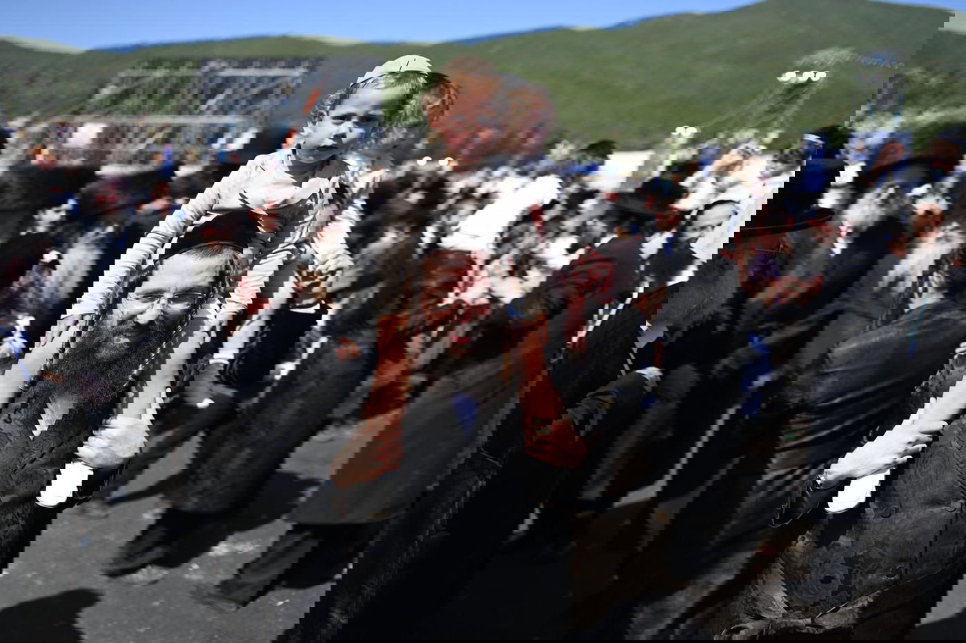 ילדי החלאקה בריקוד עם הוריהם ברחבת ציון הרשב״י במירון