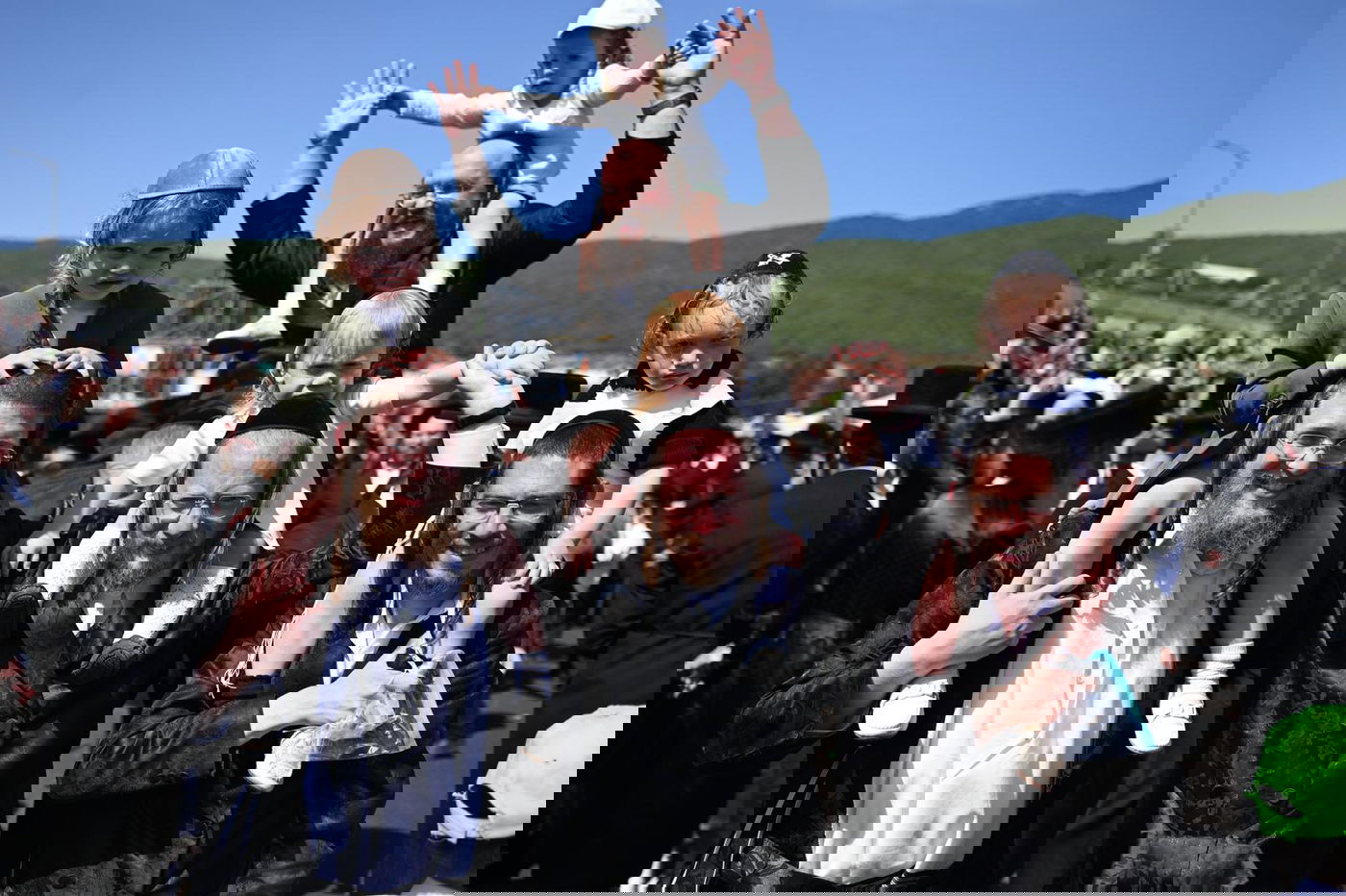 ילדי החלאקה בריקוד עם הוריהם ברחבת ציון הרשב״י במירון