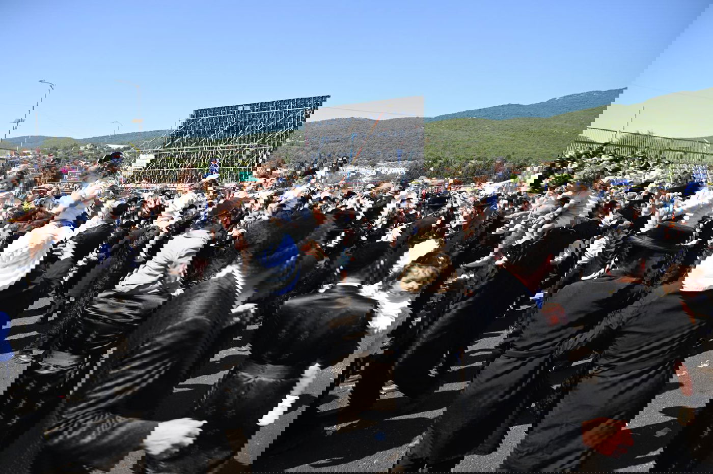 ילדי החלאקה בריקוד עם הוריהם ברחבת ציון הרשב״י במירון