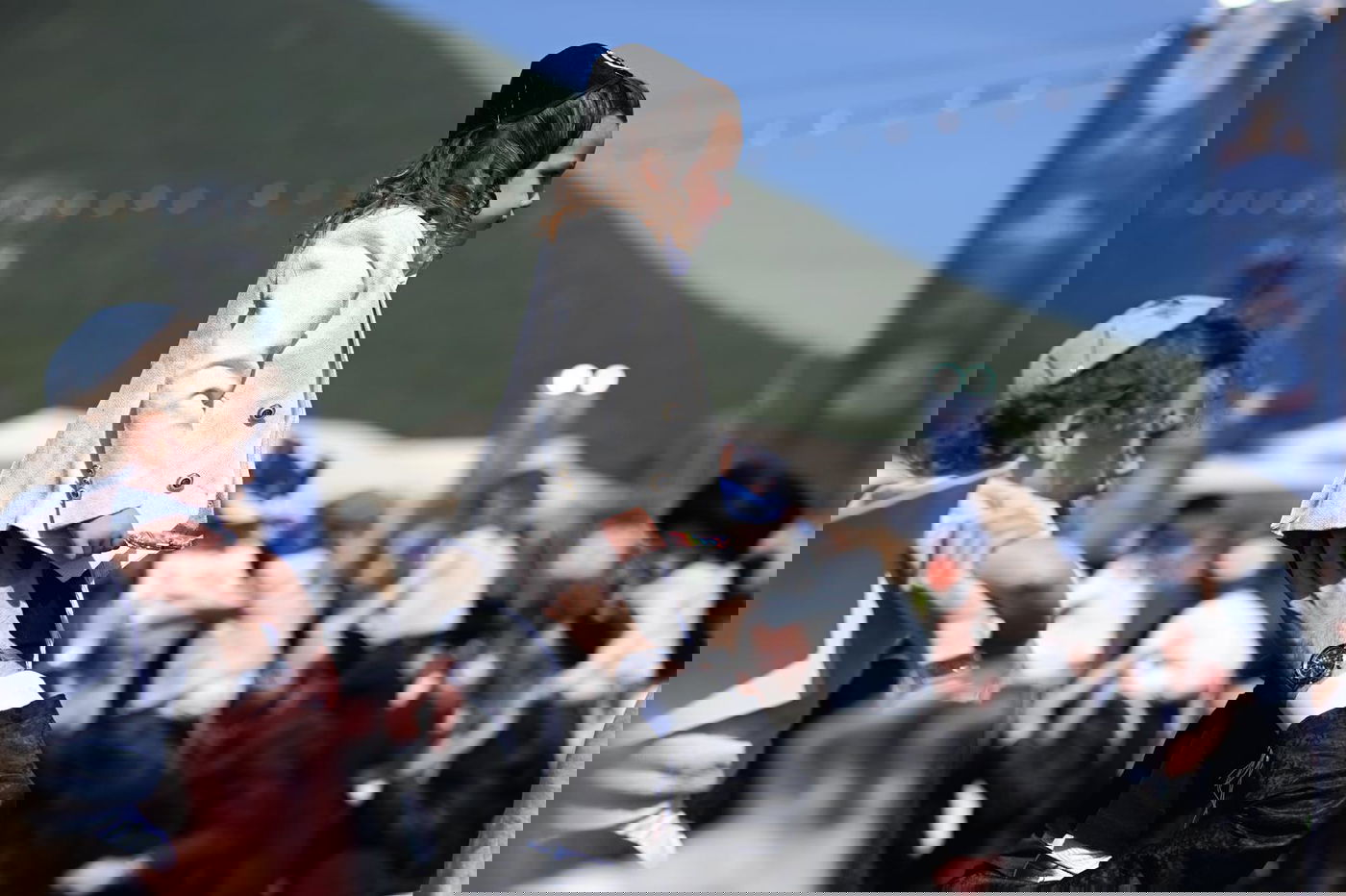 ילדי החלאקה בריקוד עם הוריהם ברחבת ציון הרשב״י במירון