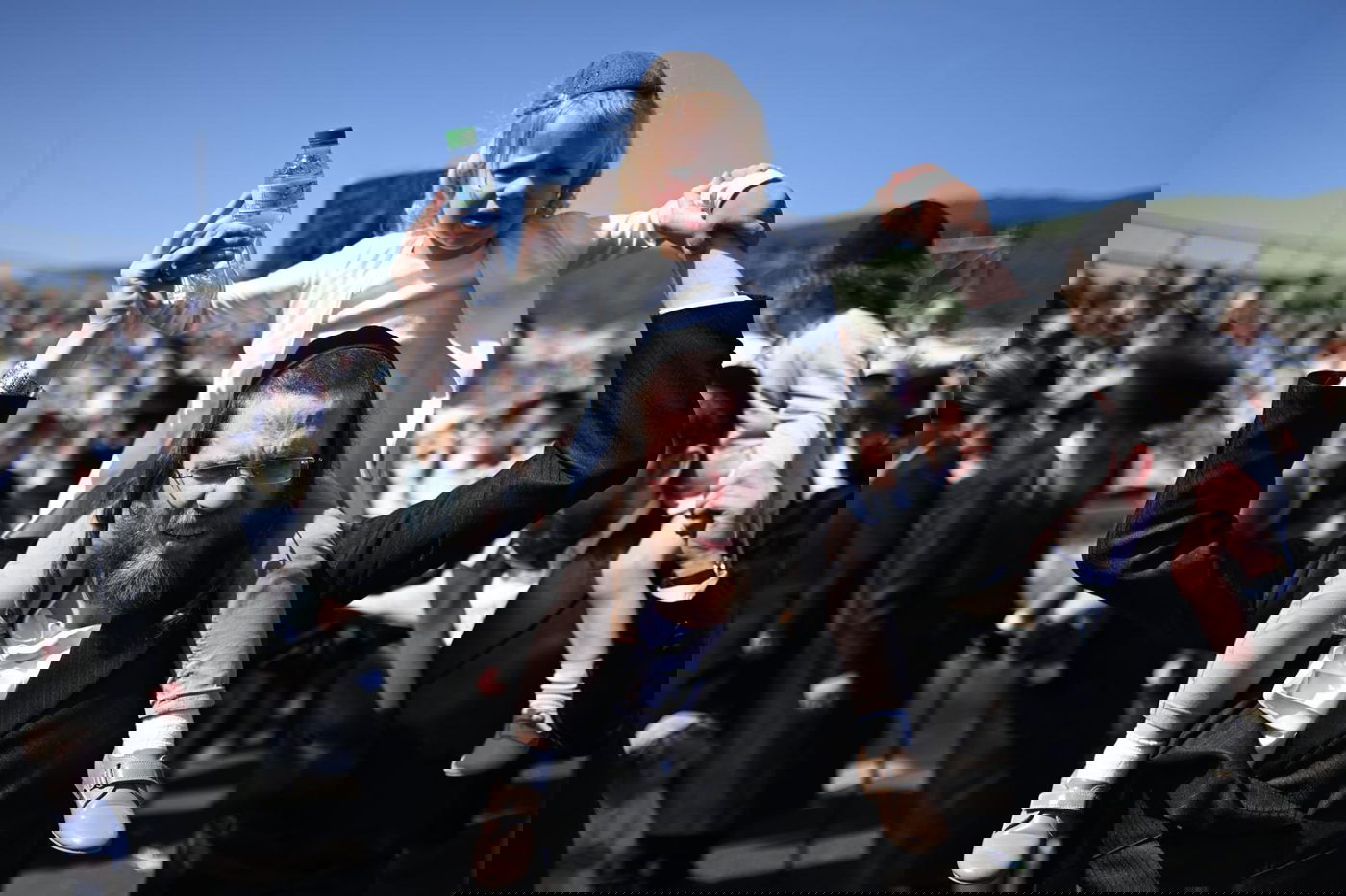 ילדי החלאקה בריקוד עם הוריהם ברחבת ציון הרשב״י במירון