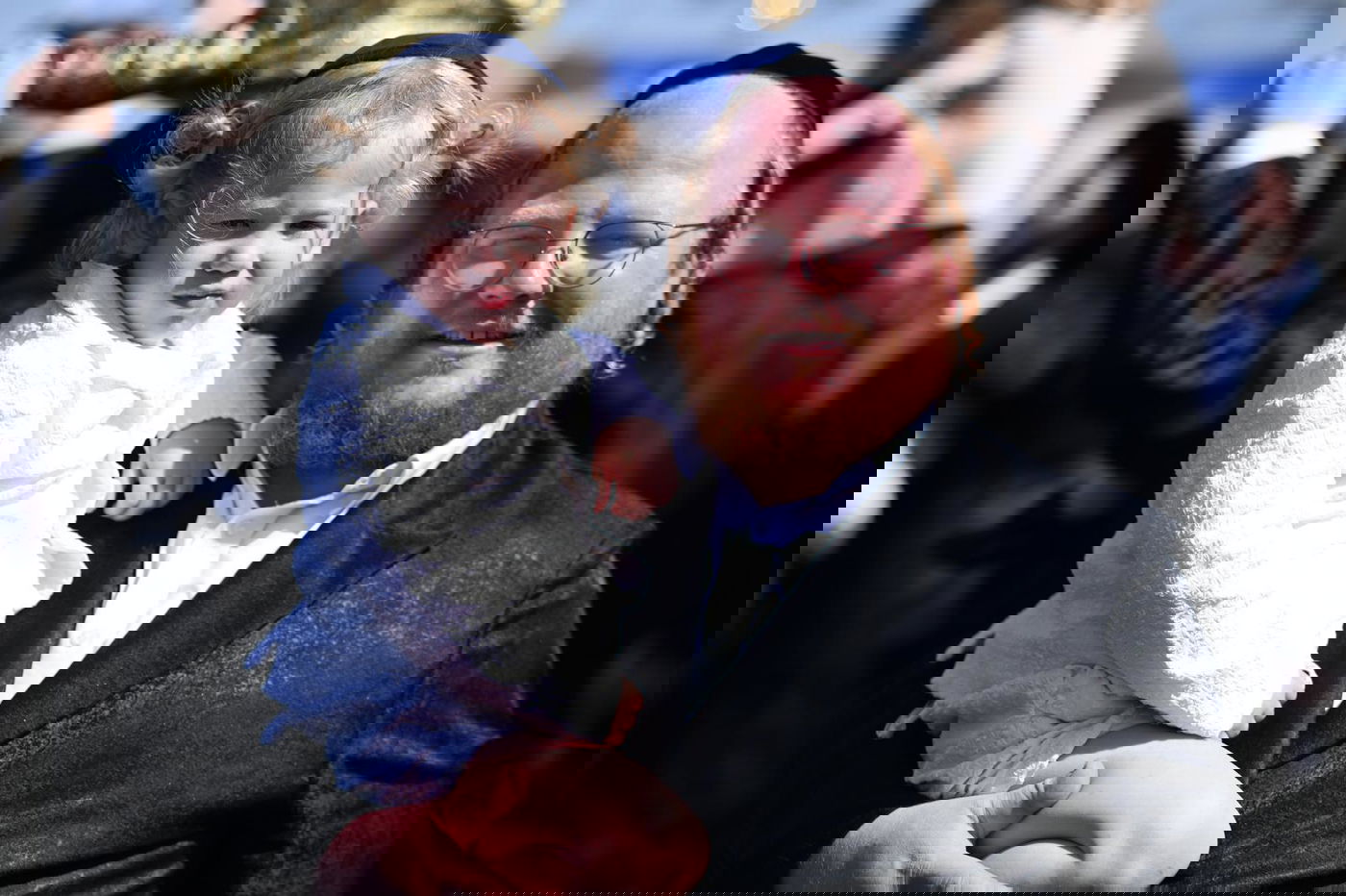 ילדי החלאקה בריקוד עם הוריהם ברחבת ציון הרשב״י במירון