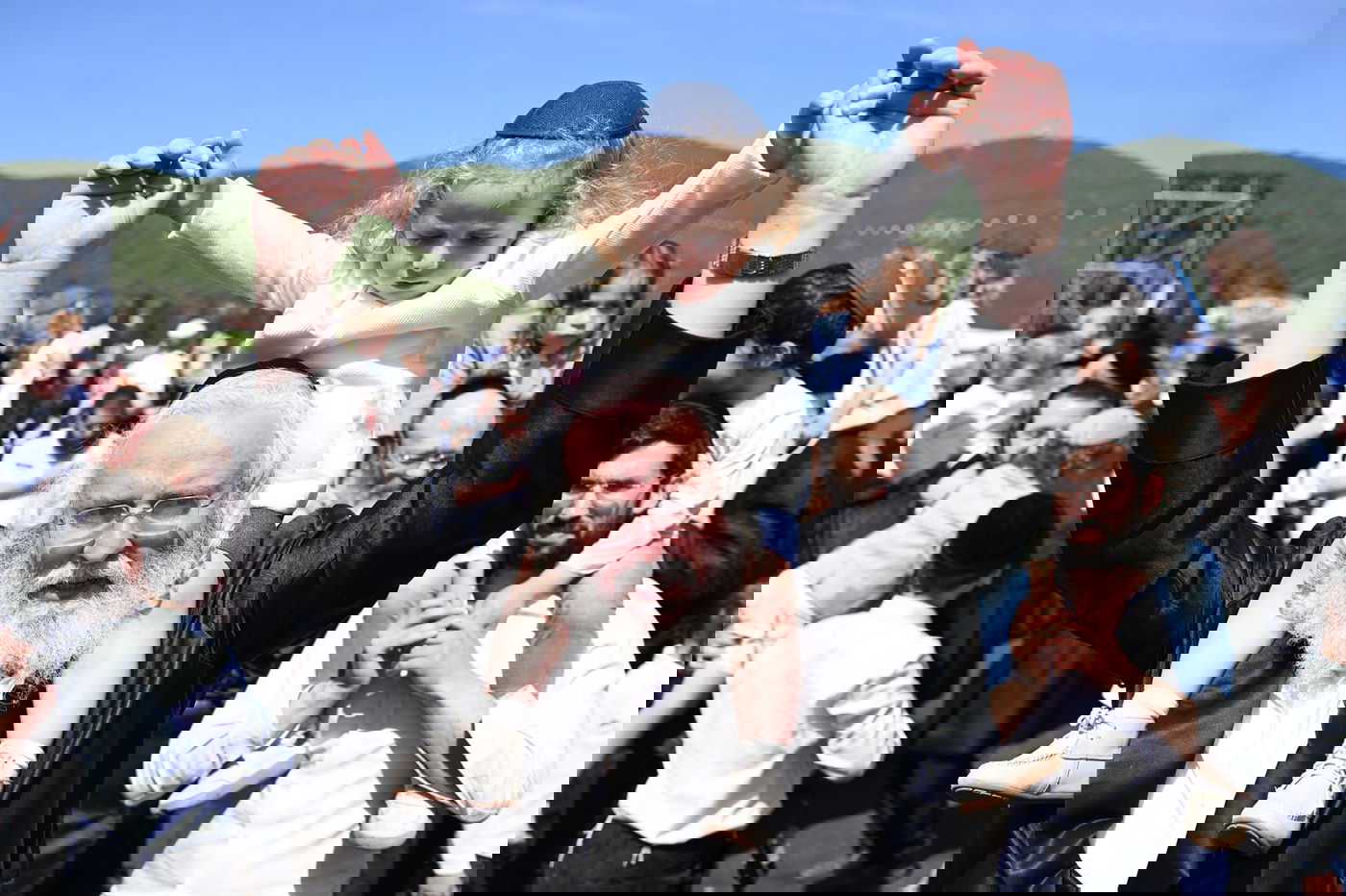 ילדי החלאקה בריקוד עם הוריהם ברחבת ציון הרשב״י במירון