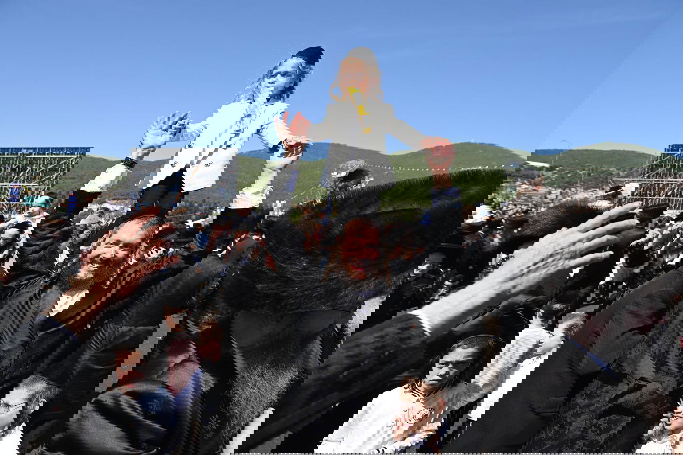 ילדי החלאקה בריקוד עם הוריהם ברחבת ציון הרשב״י במירון