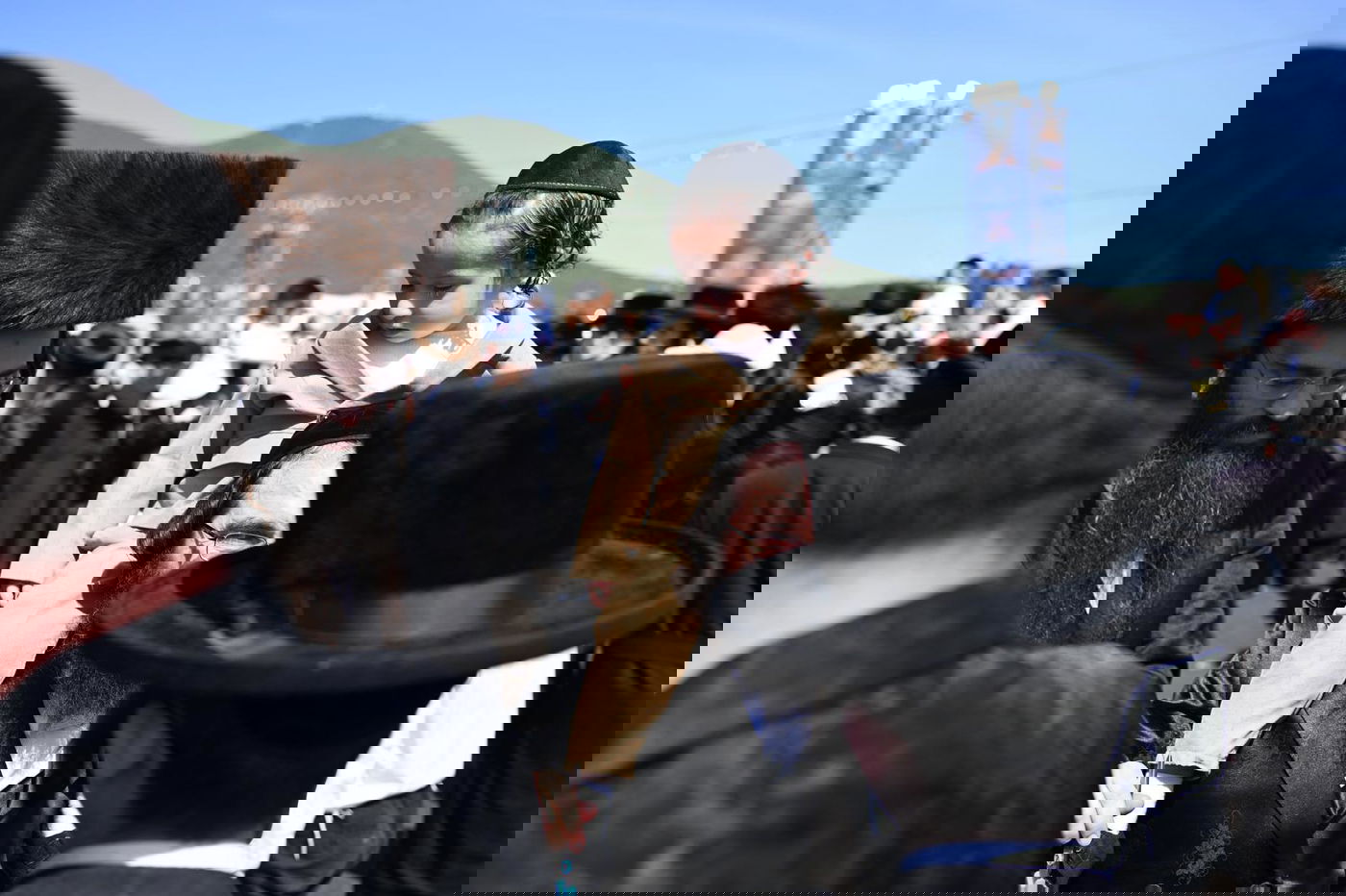 ילדי החלאקה בריקוד עם הוריהם ברחבת ציון הרשב״י במירון