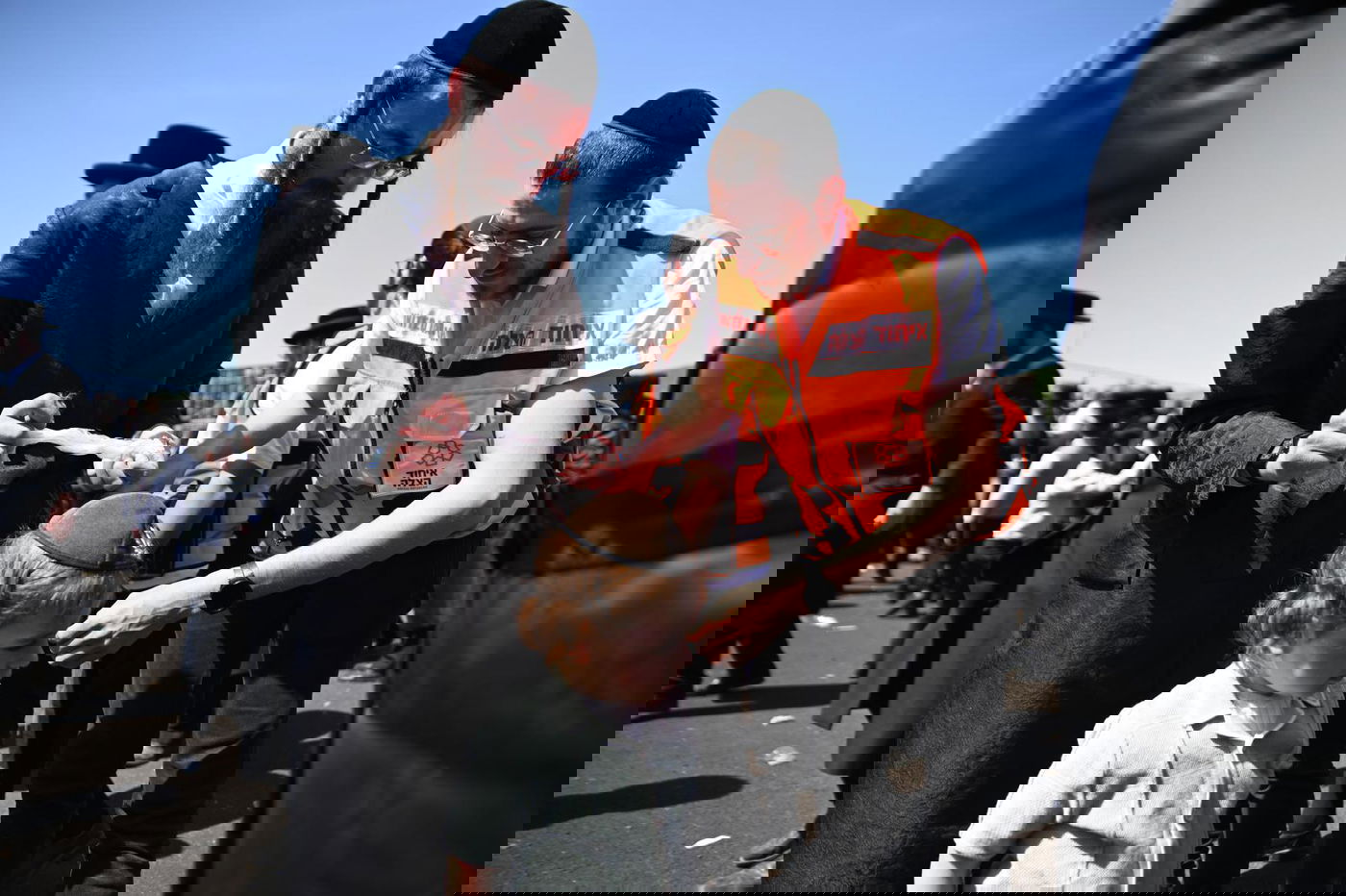 ילדי החלאקה בריקוד עם הוריהם ברחבת ציון הרשב״י במירון