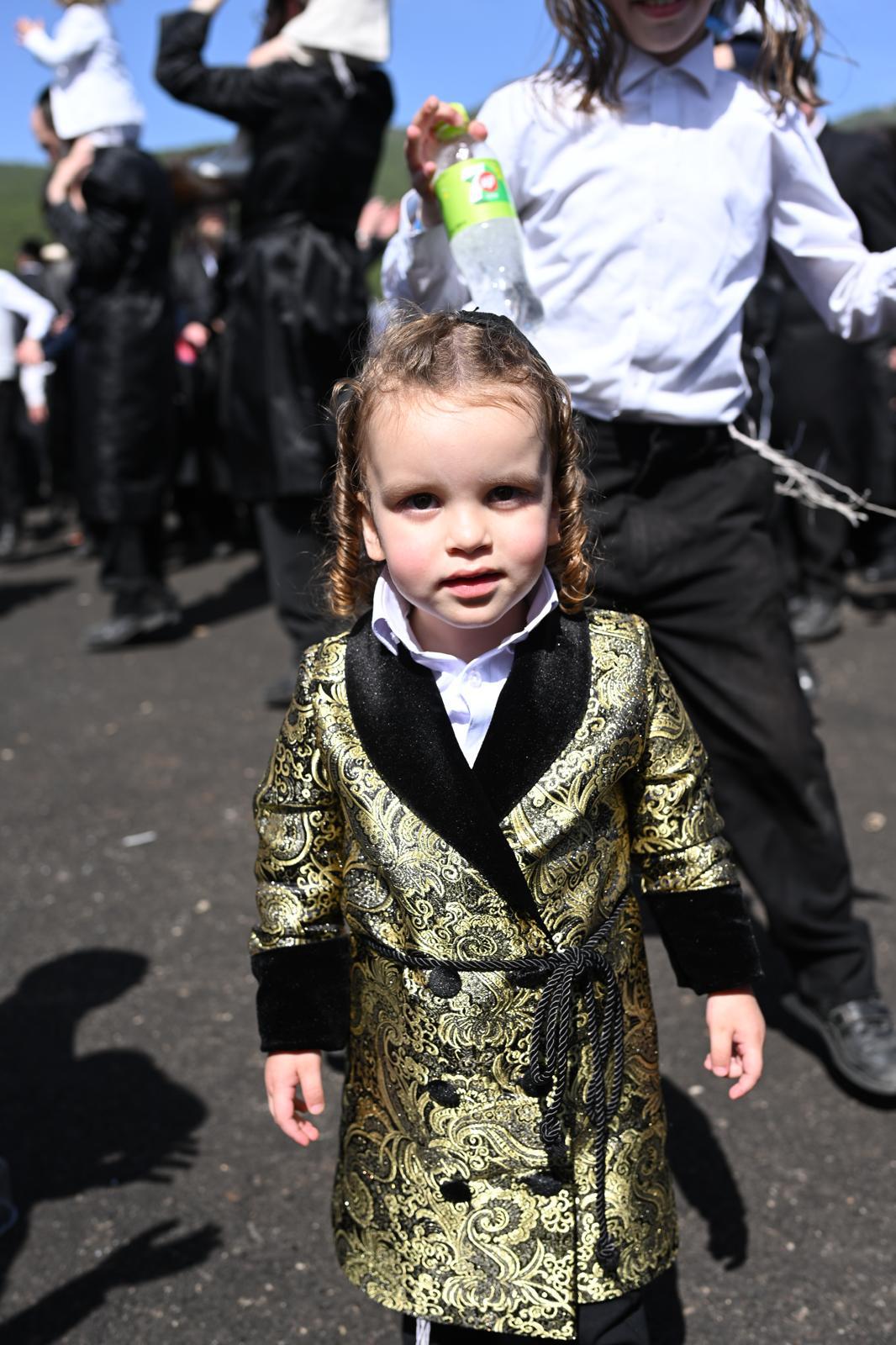 ילדי החלאקה בריקוד עם הוריהם ברחבת ציון הרשב״י במירון