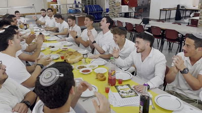 תלמידי הישיבה שרים את לחנו של הרב אשחר הי"ד במחרוזת שבת וגאולה 