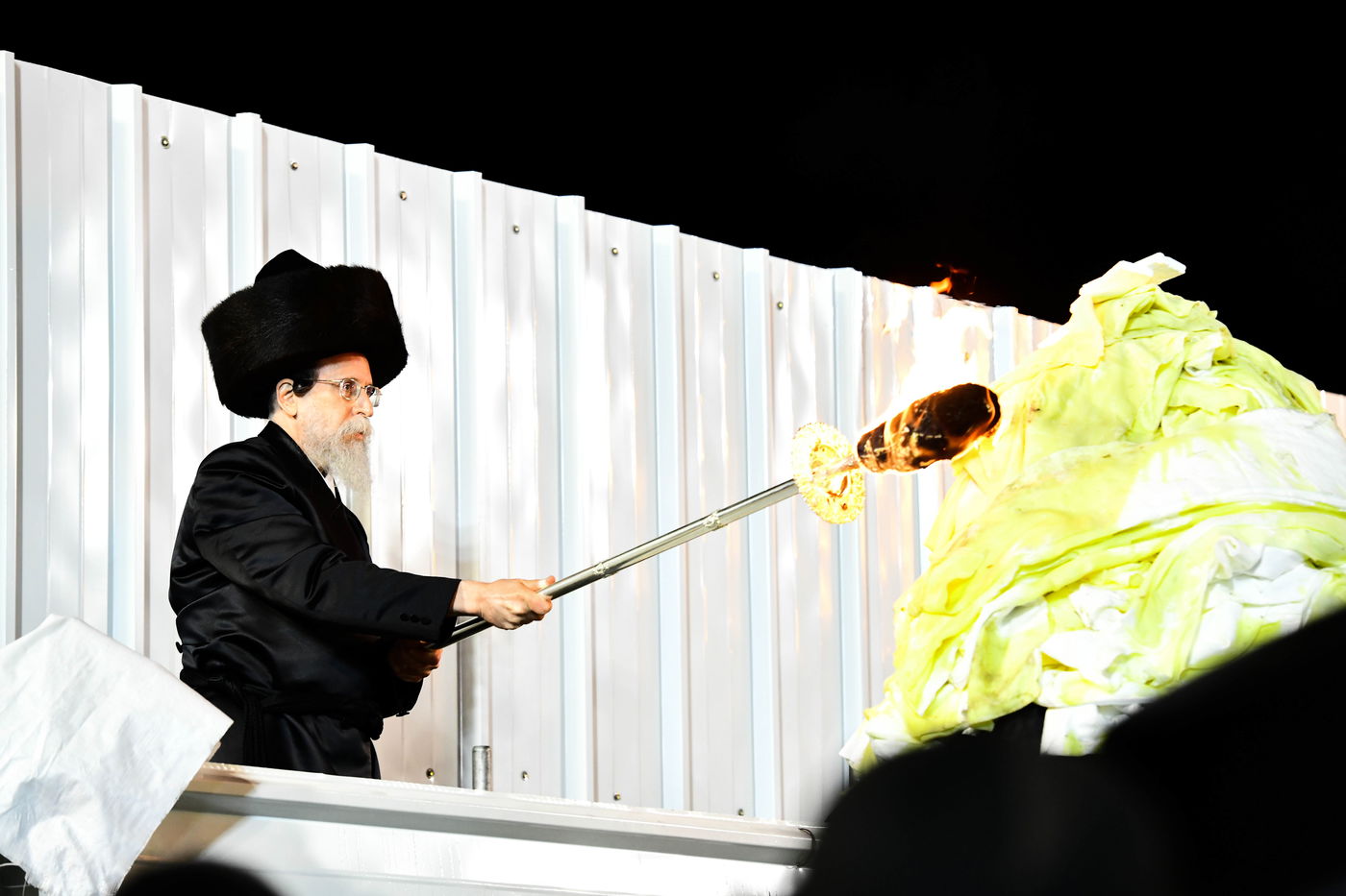 האדמו"ר מבאיאן בהדלקה ל"ג בעומר